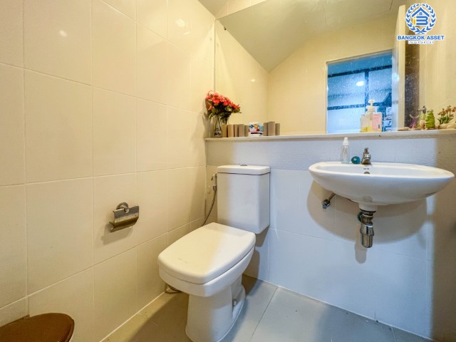 *****ทาวน์โฮมมือสองย่านนนทบุรีฯ ม.บ้านกลางเมือง รัตนาธิเบศร์ เนื้อที่กว้าง 18.10 ตร.ว. บ้านสไตล์ home office หน้าบ้านไม่ชนกับใคร พร้อมฟังก์ชัน 3 ห้องนอน 3 ห้องน้ำ ที่จอดรถ 2 คัน บนทำเลแห่งการเดินทาง ใกล้รถไฟฟ้าสายสีม่วง "สถานีบางกระสอ" และทางด่วน "ศรีรัช"